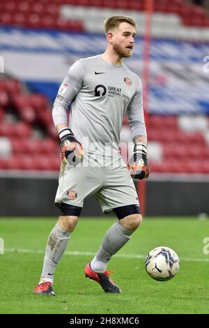 SUNDERLAND, GBR. DIC 1 immagine d'azione di riserva di Lee Burge of Sunderland durante la partita del Trofeo EFL tra Sunderland e Oldham Athletic allo Stadio della luce, Sunderland mercoledì 1 dicembre 2021. (Credit: Eddie Garvey | MI News) Credit: MI News & Sport /Alamy Live News Foto Stock