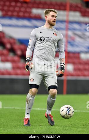 SUNDERLAND, GBR. DIC 1 immagine d'azione di riserva di Lee Burge of Sunderland durante la partita del Trofeo EFL tra Sunderland e Oldham Athletic allo Stadio della luce, Sunderland mercoledì 1 dicembre 2021. (Credit: Eddie Garvey | MI News) Credit: MI News & Sport /Alamy Live News Foto Stock