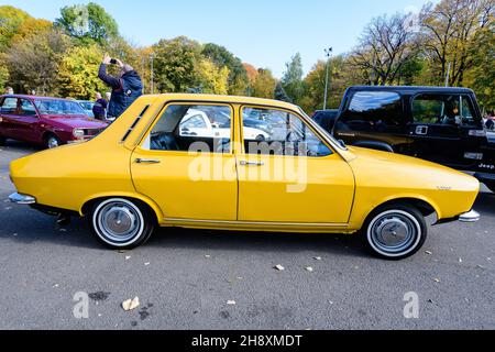 Bucarest, Romania, 24 ottobre 2021: Vecchia auto classica rumena Dacia 1300 di colore giallo vivo parcheggiata nel centro della città, in una soleggiata giornata autunnale Foto Stock