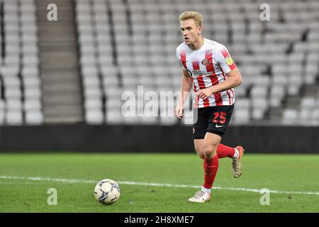 SUNDERLAND, GBR. 1° DIC immagine di azione di Ollie Younger of Sunderland durante la partita del Trofeo EFL tra Sunderland e Oldham Athletic allo Stadio della luce, Sunderland mercoledì 1 dicembre 2021. (Credit: Eddie Garvey | MI News) Credit: MI News & Sport /Alamy Live News Foto Stock