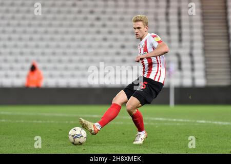 SUNDERLAND, GBR. 1° DIC immagine di azione di Ollie Younger of Sunderland durante la partita del Trofeo EFL tra Sunderland e Oldham Athletic allo Stadio della luce, Sunderland mercoledì 1 dicembre 2021. (Credit: Eddie Garvey | MI News) Credit: MI News & Sport /Alamy Live News Foto Stock