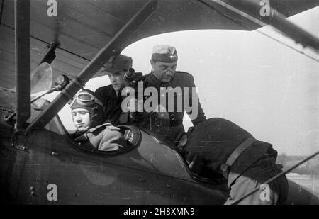 Warszawa, 1946-04-08. Chrzest na lotnisku mokotowskim LWD Szpak-2 (SP-AAA), pierwszego polskiego samolotu wyprodukowanego po wojnie. NZ. Samolot z ekip¹ Polskiej Kroniki Filmowej towarzysz¹cy Szpakowi-2. po/gr PAP/Stanis³aw Urbanowicz Varsavia, 8 aprile 1946. Il battesimo della LWD Szpak-2 (SP-AAA), il primo aereo polacco prodotto dopo la guerra. Nella foto: Un aereo con una squadra di newsreel polacca che accompagna lo Szpak-2. po/gr PAP/Stanislaw Urbanowicz Foto Stock