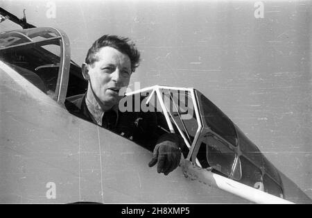 Warszawa, 1946-04-08. Chrzest na lotnisku mokotowskim LWD Szpak-2 (SP-AAA), pierwszego polskiego samolotu wyprodukowanego po wojnie. NZ. Pilota oblatywacz Antoni Szymañski. po/gr PAP/Stanis³aw Urbanowicz Varsavia, 8 aprile 1946. Il battesimo della LWD Szpak-2 (SP-AAA), il primo aereo polacco prodotto dopo la guerra. Nella foto: Pilota Antoni Szymanski. po/gr PAP/Stanislaw Urbanowicz Foto Stock