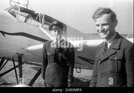 Warszawa, 1946-04-08. Chrzest na lotnisku mokotowskim LWD Szpak-2 (SP-AAA), pierwszego polskiego samolotu wyprodukowanego po wojnie. NZ. Pilota oblatywacz Antoni Szymañski (L). po/gr PAP/Stanis³aw Urbanowicz Varsavia, 8 aprile 1946. Il battesimo della LWD Szpak-2 (SP-AAA), il primo aereo polacco prodotto dopo la guerra. Nella foto: Pilota Antoni Szymanski (a sinistra). po/gr PAP/Stanislaw Urbanowicz Foto Stock