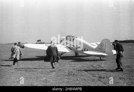 Warszawa, 1946-04-08. Chrzest na lotnisku mokotowskim LWD Szpak-2 (SP-AAA), pierwszego polskiego samolotu wyprodukowanego po wojnie. po/gr PAP/Stanis³aw Urbanowicz Varsavia, 8 aprile 1946. Il battesimo della LWD Szpak-2 (SP-AAA), il primo aereo polacco prodotto dopo la guerra. po/gr PAP/Stanislaw Urbanowicz Foto Stock