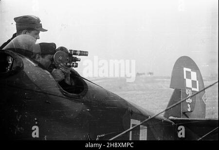 Warszawa, 1946-04-08. Chrzest na lotnisku mokotowskim LWD Szpak-2 (SP-AAA), pierwszego polskiego samolotu wyprodukowanego po wojnie. NZ. Samolot z ekip¹ Polskiej Kroniki Filmowej towarzysz¹cy Szpakowi-2. po/gr PAP/Stanis³aw Urbanowicz Varsavia, 8 aprile 1946. Il battesimo della LWD Szpak-2 (SP-AAA), il primo aereo polacco prodotto dopo la guerra. Nella foto: Un aereo con una squadra di newsreel polacca che accompagna lo Szpak-2. po/gr PAP/Stanislaw Urbanowicz Foto Stock