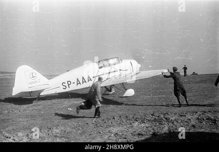 Warszawa, 1946-04-08. Chrzest na lotnisku mokotowskim LWD Szpak-2 (SP-AAA), pierwszego polskiego samolotu wyprodukowanego po wojnie. po/gr PAP/Stanis³aw Urbanowicz Varsavia, 8 aprile 1946. Il battesimo della LWD Szpak-2 (SP-AAA), il primo aereo polacco prodotto dopo la guerra. po/gr PAP/Stanislaw Urbanowicz Foto Stock