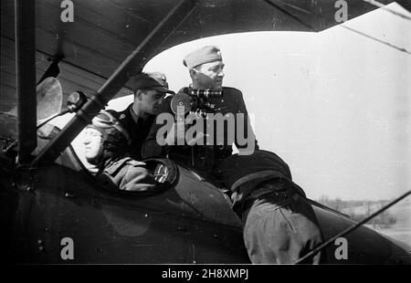 Warszawa, 1946-04-08. Chrzest na lotnisku mokotowskim LWD Szpak-2 (SP-AAA), pierwszego polskiego samolotu wyprodukowanego po wojnie. NZ. Samolot z ekip¹ Polskiej Kroniki Filmowej towarzysz¹cy Szpakowi-2. po/gr PAP/Stanis³aw Urbanowicz Varsavia, 8 aprile 1946. Il battesimo della LWD Szpak-2 (SP-AAA), il primo aereo polacco prodotto dopo la guerra. Nella foto: Un aereo con una squadra di newsreel polacca che accompagna lo Szpak-2. po/gr PAP/Stanislaw Urbanowicz Foto Stock