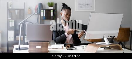 Uomini d'affari afroamericani con scadenza programma pressione in stress Foto Stock