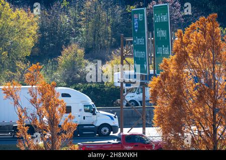 Traffico di camion sulla i-285 vicino Hartsfield-Jackson Atlanta International Airport in Atlanta, Georgia. (USA) Foto Stock