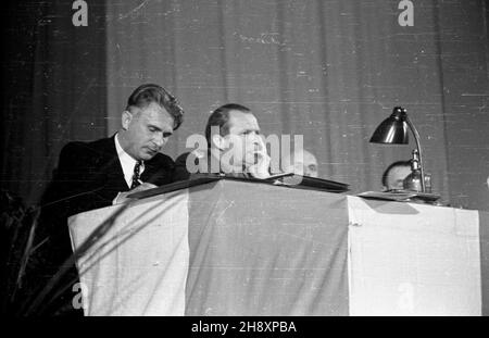 Warszawa, 1946-04-26. Dwudniowa X sesja Krajowej Rady Narodowej w sali Teatru Roma przy ul. Nowogrodzkiej 49. przy stole prezydialnym siedz¹ od lewej: premier Edward Osóbka-Morawski, marsza³ek Micha³ Rola-¯ymierski, zastêpca prezydenta KRN Stanis³aw Szwalbe, prezydent KRN Boles³aw Bierut. ps/ms PAP/Karol Szczeciñski Varsavia, 26 aprile 1946. Una sessione di 2 giorni del Consiglio Nazionale Polacco nella Teatr Roma al 49 di via Nowogrodzka. Al tavolo da sinistra: PM Edward Osobka-Morawski, Maresciallo Michal Rola-Zymierski, vicechavista del Consiglio Nazionale Polacco Stanislaw Szwalbe, Presidente del Consiglio Bo Foto Stock