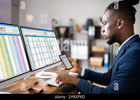 Analista dipendente utilizzando foglio di calcolo sullo schermo del computer Foto Stock