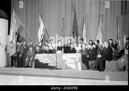 Warszawa, 1946-04-28. Uroczysta akademia ku czci bohaterów getta warszawskiego w Teatrze Polskim. ps/ms PAP/Stanis³aw D¹browiecki Varsavia, 28 aprile 1946. Una cerimonia in onore dell'eros del Ghetto di Varsavia nel Teatr Polski. ps/ms PAP/Stanislaw Dabrowiecki Foto Stock