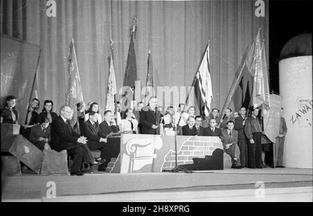 Warszawa, 1946-04-28. Uroczysta akademia ku czci bohaterów getta warszawskiego w Teatrze Polskim. NZ. Przemawia cz³onek prezydium Krajowej Rady Narodowej Wac³aw Barcikowski. ps/ms PAP/Stanis³aw D¹browiecki Varsavia, 28 aprile 1946. Una cerimonia in onore dell'eros del Ghetto di Varsavia nel Teatr Polski. Nella foto: Parla il membro del Presidio del Consiglio Nazionale Polacco Waclaw Barcikowski. ps/ms PAP/Stanislaw Dabrowiecki Foto Stock