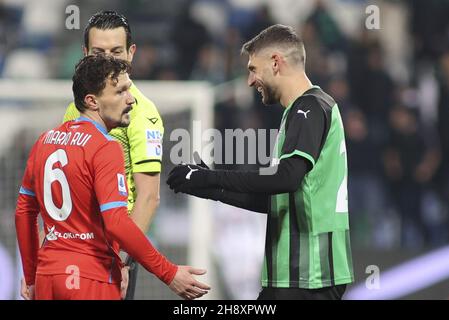 Reggio Emilia, Italia. 01 dicembre 2021. Reggio Emilia (RE), Italia, 01 Dicembre 2021, Stadio Mapei - Città del Tricolore, 15Â° giornata campione Serie A Tim 2021/2022, contrasto tra le squadre del US Sassuolo Calcio e dell'SSC Napoli, nellas foto: 6 Mario Rui, 25 Domenico Berardi Credit: Independent Photo Agency/Alamy Live News Foto Stock