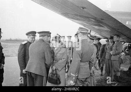 Niemcy, Berlino, 1946-04-28. Przylot polskiej delegacji wojskowej w sk³adzie: marsza³ek Micha³ Rola-¯ymierski, genera³owie W³adys³aw Korczyc i Stanis³aw Zawadzki. ps/pp PAP/Karol Szczeciñski Germania, Berlino, 28 aprile 1946. Arrivo di una delegazione militare polacca, tra cui: Marshal Michal Rola-Zymierski, i generali Wladyslaw Korczyc e Stanislaw Zawadzki. ps/pp PAP/Karol Szczecinski Foto Stock