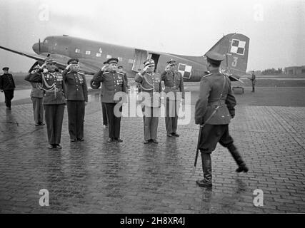 Niemcy, Berlino, 1946-04-28. Przylot polskiej delegacji wojskowej w sk³adzie: marsza³ek Micha³ Rola-¯ymierski (3P), genera³owie W³adys³aw Korczyc (6P) i Stanis³aw Zawadzki. ps/pp PAP/Karol Szczeciñski Germania, Berlino, 28 aprile 1946. Arrivo di una delegazione militare polacca, tra cui: Marshal Michal Rola-Zymierski (3° a destra), i generali Wladyslaw Korczyc (6° a destra) e Stanislaw Zawadzki. ps/pp PAP/Karol Szczecinski Foto Stock