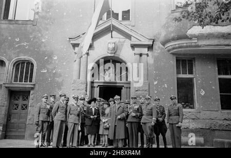 Niemcy, Berlino, 1946-04-29. Polska delegacja wojskowa przed budynkiem Polskiej Misji Wojskowej przy Sojuszniczej Radzie Kontroli. W pierwszym rzêdzie od prawej: genera³ Stanis³aw Zawadzki (1), W³adys³aw Korczyc (2), marsza³ek Micha³ Rola-¯ymierski (3). ps/pp PAP/Karol Szczeciñski Germania, Berlino, 29 aprile 1946. Delegazione militare polacca di fronte alla sede della Missione militare polacca presso il Consiglio di controllo alleato. In prima fila da destra: Generale Stanislaw Zawadzki (1), Wladys³aw Korczyc (2), Marshal Michal Rola-Zymierski (3). ps/pp PAP/Karol Szczecinski Foto Stock