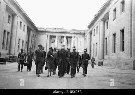 Niemcy, Berlino, 1946-04-29. Polska delegacja wojskowa z marsza³kiem Micha³em Rol¹-¯ymierskim na czele (C) podczas zwiedzania miasta. ps/pp PAP/Karol Szczeciñski Germania, Berlino, 29 aprile 1946. Delegazione militare polacca guidata dal maresciallo Michal Rola-Zymierski (centro) in giro per la città. ps/pp PAP/Karol Szczecinski Foto Stock