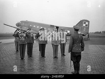 Niemcy, Berlino, 1946-04-28. Przylot polskiej delegacji wojskowej w sk³adzie: marsza³ek Micha³ Rola-¯ymierski (3P), genera³owie W³adys³aw Korczyc (6P) i Stanis³aw Zawadzki. ps/pp PAP/Karol Szczeciñski Germania, Berlino, 28 aprile 1946. Arrivo di una delegazione militare polacca, tra cui: Marshal Michal Rola-Zymierski (3° rito), i generali Wladyslaw Korczyc (6° destra) e Stanislaw Zawadzki. ps/pp PAP/Karol Szczecinski Foto Stock