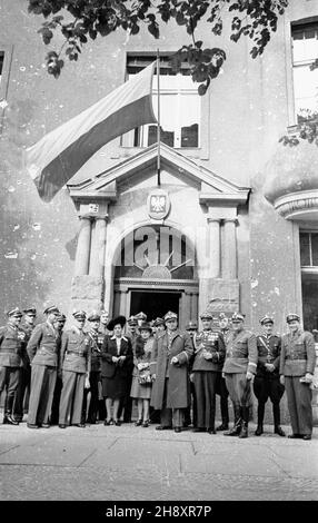 Niemcy, Berlino, 1946-04-29. Polska delegacja wojskowa przed budynkiem Polskiej Misji Wojskowej przy Sojuszniczej Radzie Kontroli. W pierwszym rzêdzie od prawej: genera³ Stanis³aw Zawadzki (1), W³adys³aw Korczyc (2), marsza³ek Micha³ Rola-¯ymierski (3). ps/pp PAP/Karol Szczeciñski Germania, Berlino, 29 aprile 1946. Delegazione militare polacca di fronte alla sede della Missione militare polacca presso il Consiglio di controllo alleato. In prima fila da destra: Generale Stanislaw Zawadzki (1), Wladys³aw Korczyc (2), Marshal Michal Rola-Zymierski (3). ps/pp PAP/Karol Szczecinski Foto Stock