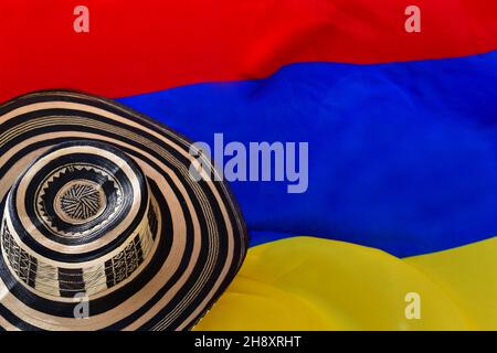 'Sombrero vueltiao' (cappello tradizionale della Colombia) sopra la bandiera colombiana Foto Stock