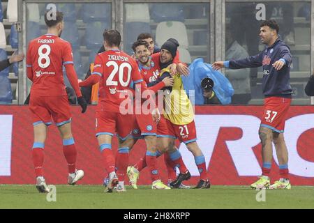 Reggio Emilia, Italia. 01 dicembre 2021. Reggio Emilia (RE), Italia, 01 Dicembre 2021, Stadio Mapei - Città del Tricolore, 15Â° giornata campione Serie A Tim 2021/2022, contrasto tra le squadre del US Sassuolo Calcio e dell'SSC Napoli, nellas foto: l'esoltanza dopo il gol di 14 Dries Mertens Credit: Live Photo Agency/Alamy Foto Stock