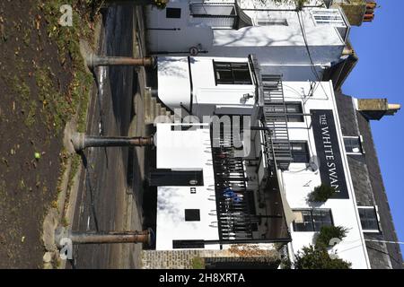 The White Swan, pub inglese del RIVR Thames a Twickenham Foto Stock