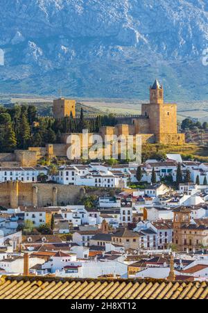 Antequera, Provincia di Malaga, Andalusia, Spagna meridionale. Vista attraverso la città dalla collina vera Cruz a la Alcazaba (cittadella o castello). Foto Stock