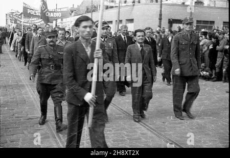 Warszawa, 1946-05-01. Pochód 1 Maja na ulicy Marsza³kowskiej. ps/pp PAP/Jerzy Baranowski Varsavia, 1 maggio 1946. Marzo del giorno di maggio su via Marszalkowska. ps/pp PAP/Jerzy Baranowski Foto Stock