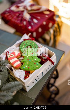 Bei biscotti di Natale in scatola del regalo sul tavolo all'aperto Foto Stock