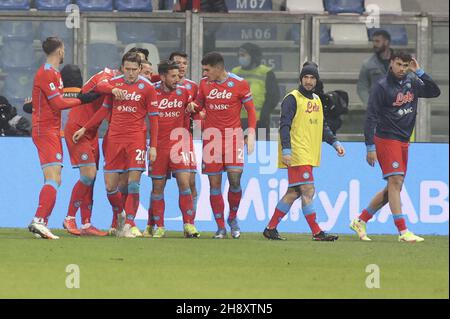 Reggio Emilia, Italia. 01 dicembre 2021. Reggio Emilia (RE), Italia, 01 Dicembre 2021, Stadio Mapei - Città del Tricolore, 15Â° giornata campione Serie A Tim 2021/2022, contrasto tra le squadre del US Sassuolo Calcio e dell'SSC Napoli, nellas foto: l'esoltanza dopo il gol di 14 Dries Mertens Credit: Live Photo Agency/Alamy Foto Stock