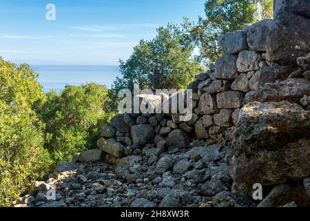 antiche rovine sulla cima della montagna sullo sfondo del mare Foto Stock