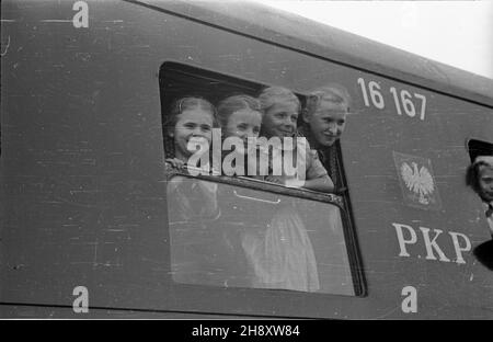 Warszawa, 1946-05-01. Rz¹d duñski w porozumieniu z w³adzami polskimi i Polskim Czerwonym Krzy¿em zorganizowa³ pobyt w Danii dla polskich dzieci. Nz. Dzieci w poci¹gu przed odjazdem. po/ms PAP/Jerzy Baranowski Varsavia, 1 maggio 1946. Il governo danese, in collaborazione con le autorità polacche e la Croce Rossa polacca, ha organizzato vacanze per bambini polacchi in Danimarca. Nella foto: Bambini in treno prima della partenza. ms PAP/Stanislaw Dabrowiecki Foto Stock