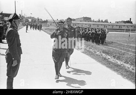 Sieradz, 1946-05. Uroczystoœæ promocji w Oficerskiej Szkole £¹cznoœci, uczestniczyli w niej m.in.: gen. broni Karol Œwierczewski, gen. brygady Œwietlicki, gen. Juryn, gen. Boles³aw Zarako-Zarakowski. Rolê gospodarza pe³ni³ wojewoda ³ódzki Jan D¹b-Kocio³. defilada koñcz¹ca uroczystoœæ, z lewej orkiestra wojskowa. mw PAP Dok³adny dzieñ wydarzenia nieustalony. Sieradz, maggio 1946. Cerimonie di promozione presso la Signal School degli ufficiali. Presenti il tenente generale Karol Swierczewski, il generale Brigadier Swietlicki, il generale Juryn, il generale Boleslaw Zarako-Zarakowski. Le cerimonie ospitavano Foto Stock