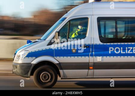 White House, Washington, Stati Uniti, 2 dicembre 2021, Berlino, Germania. 2 dicembre 2021. Una macchina della polizia sta guidando giù la strada. Credit: dpa/dpa-Zentralbild/dpa/Alamy Live News Foto Stock