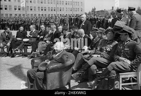 Sieradz, 1946-05. Uroczystoœæ promocji w Oficerskiej Szkole £¹cznoœci, uczestniczyli w niej m.in.: gen. broni Karol Œwierczewski, gen. brygady Œwietlicki, gen. Juryn, gen. Boles³aw Zarako-Zarakowski. Rolê gospodarza pe³ni³ wojewoda ³ódzki Jan D¹b-Kocio³. wojewoda D¹b-Kocio³ (w fotelu) na placu apelowym. mw PAP Dok³adny dzieñ wydarzenia nieustalony. Sieradz, maggio 1946. Cerimonie di promozione presso la Signal School degli ufficiali. Presenti il tenente generale Karol Swierczewski, il generale Brigadier Swietlicki, il generale Juryn, il generale Boleslaw Zarako-Zarakowski. Le cerimonie ospitate da Lodz Foto Stock