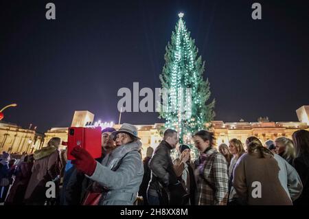 Londra, Regno Unito. 2 dicembre 2021. L'annuale albero di Natale di Trafalgar Square è illuminato. L’albero è un regalo annuale del popolo norvegese come ringraziamento per il sostegno del Regno Unito alla Norvegia durante la seconda guerra mondiale. L'abete norvegese di quest'anno è alto 24 m, circa 80 anni e decorato in stile tradizionale norvegese con 500 luci bianche. Credit: Guy Corbishley/Alamy Live News Foto Stock