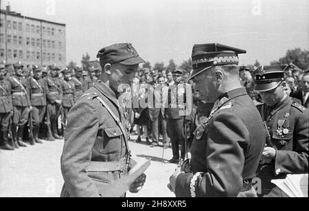 Sieradz, 1946-05. Uroczystoœæ promocji w Oficerskiej Szkole £¹cznoœci, uczestniczyli w niej m.in.: gen. broni Karol Œwierczewski, gen. brygady Œwietlicki, gen. Juryn, gen. Boles³aw Zarako-Zarakowski. Rolê gospodarza pe³ni³ wojewoda ³ódzki Jan D¹b-Kocio³. wrêczanie promocji. mw PAP Dok³adny dzieñ wydarzenia nieustalony. Sieradz, maggio 1946. Cerimonie di promozione presso la Signal School degli ufficiali. Presenti il tenente generale Karol Swierczewski, il generale Brigadier Swietlicki, il generale Juryn, il generale Boleslaw Zarako-Zarakowski. Le cerimonie ospitate dal governatore provinciale di Lodz Jan DAB-Ko Foto Stock