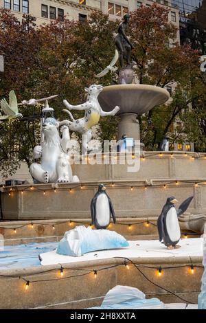 Pulitzer Fountain con decorazioni natalizie, 2021, Grand Army Plaza, NYC, USA Foto Stock