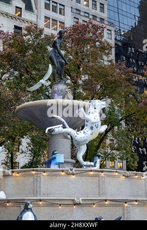 Pulitzer Fountain con decorazioni natalizie, 2021, Grand Army Plaza, NYC, USA Foto Stock