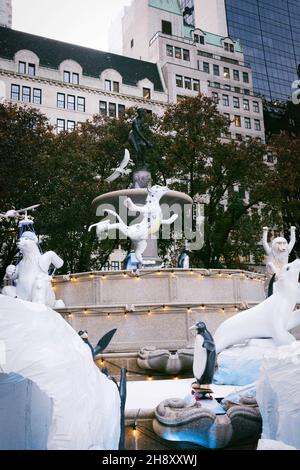 Pulitzer Fountain con decorazioni natalizie, 2021, Grand Army Plaza, NYC, USA Foto Stock