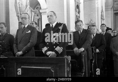 Warszawa, 1946-05-03. Uroczysta msza œwiêta w koœciele Wniebowziêcia NMP i œw. Józefa Oblubieñca, pokarmelickim, przy Krakowskim Przedmieœciu z okazji œwiêta 3 Maja. ps/pp PAP/Stanis³aw D¹browiecki Varsavia, 3 maggio 1946. Dopo una Santa messa che ha segnato la Costituzione del 3 maggio celebrata nella Chiesa dell'Assunzione della Beata Vergine Maria e San Giuseppe il Betrothed, la chiesa post-carmelitana in via Krakowskie Przedmiescie. ps/pp PAP/Stanislaw Dabrowiecki Foto Stock