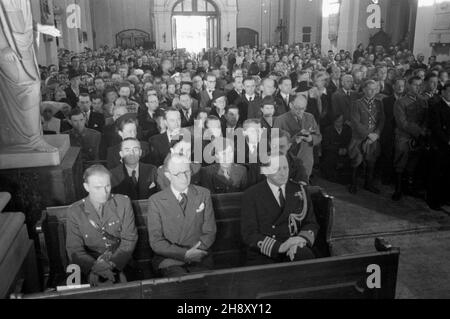 Warszawa, 1946-05-03. Uroczysta msza œwiêta w koœciele Wniebowziêcia NMP i œw. Józefa Oblubieñca, pokarmelickim, przy Krakowskim Przedmieœciu z okazji œwiêta 3 Maja. ps/pp PAP/Stanis³aw D¹browiecki Varsavia, 3 maggio 1946. Una Santa Messa che segna la Costituzione del 3 maggio celebrata nella Chiesa dell'Assunzione della Beata Vergine Maria e San Giuseppe il Betrothed, la chiesa post-carmelitana in via Krakowskie Przedmiescie. ps/pp PAP/Stanislaw Dabrowiecki Foto Stock