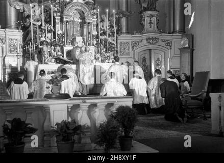 Warszawa, 1946-05-03. Uroczysta msza œwiêta w koœciele Wniebowziêcia NMP i œw. Józefa Oblubieñca, pokarmelickim, przy Krakowskim Przedmieœciu z okazji œwiêta 3 Maja. Z prawej strony klêczy Stanis³aw Grabski, wiceprezydent Krajowej Rady Narodowej. ps/pp PAP/Stanis³aw D¹browiecki Varsavia, 3 maggio 1946. Una Santa Messa che segna la Costituzione del 3 maggio celebrata nella Chiesa dell'Assunzione della Beata Vergine Maria e San Giuseppe il Betrothed, la chiesa post-carmelitana in via Krakowskie Przedmiescie. A destra si inginocchiano Stanislaw Grabski, vice presidente del Consiglio Nazionale Polacco. Foto Stock