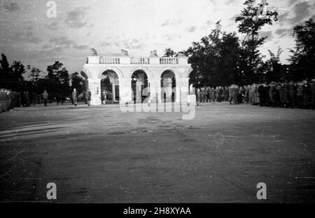 Warszawa, 1946-05-08. Uroczysty apel poleg³ych przy Grobie Nieznanego ¯o³nierza w przeddzieñ rocznicy zakoñczenia II wojny œwiatowej. ps/pp PAP/Stanis³aw D¹browiecki Varsavia, 9 maggio 1946. Un appello di onore alla Tomba del Milite Ignoto alla vigilia del 1° anniversario della fine della seconda guerra mondiale. Ps/ms PAP/Stanislaw Dabrowiecki Foto Stock