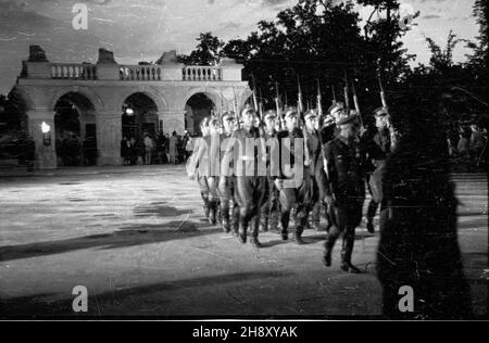 Warszawa, 1946-05-08. Uroczysty apel poleg³ych przy Grobie Nieznanego ¯o³nierza na placu Zwyciêstwa, w przeddzieñ rocznicy zakoñczenia II wojny œwiatowej. ps/pp PAP/Stanis³aw D¹browiecki Varsavia, 9 maggio 1946. Un appello di onore alla Tomba del Milite Ignoto alla vigilia del 1° anniversario della fine della seconda guerra mondiale Sullo sfondo a sinistra il generale Marian Spychalski. ps/ms PAP/Stanislaw Dabrowiecki Foto Stock