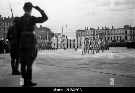 Warszawa, 1946-05-08. Uroczysty apel poleg³ych przy Grobie Nieznanego ¯o³nierza w przeddzieñ rocznicy zakoñczenia II wojny œwiatowej. ps/pp PAP/Stanis³aw D¹browiecki Varsavia, 9 maggio 1946. Un appello di onore alla Tomba del Milite Ignoto alla vigilia del 1° anniversario della fine della seconda guerra mondiale. Ps/ms PAP/Stanislaw Dabrowiecki Foto Stock