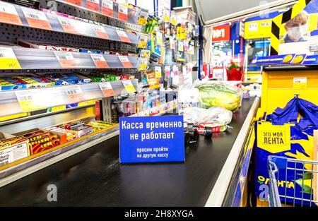 Novgorod, Russia - 30 agosto 2021: Separatore merci sul nastro trasportatore nel negozio di Lenta. Testo in russo: Сashier è temporaneamente chiuso Foto Stock