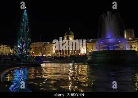 La cerimonia di accensione per l'albero di Natale a Trafalgar Square, Londra, che viene donata ogni anno dalla città di Oslo come segno di gratitudine norvegese al popolo di Londra per la loro assistenza durante la seconda guerra mondiale. Data foto: Giovedì 2 dicembre 2021. Foto Stock